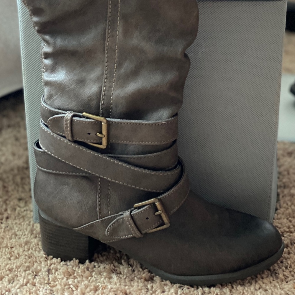 Knee boots